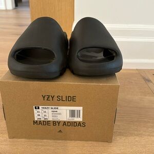 Gently used authentic Yeezy slides Oxny